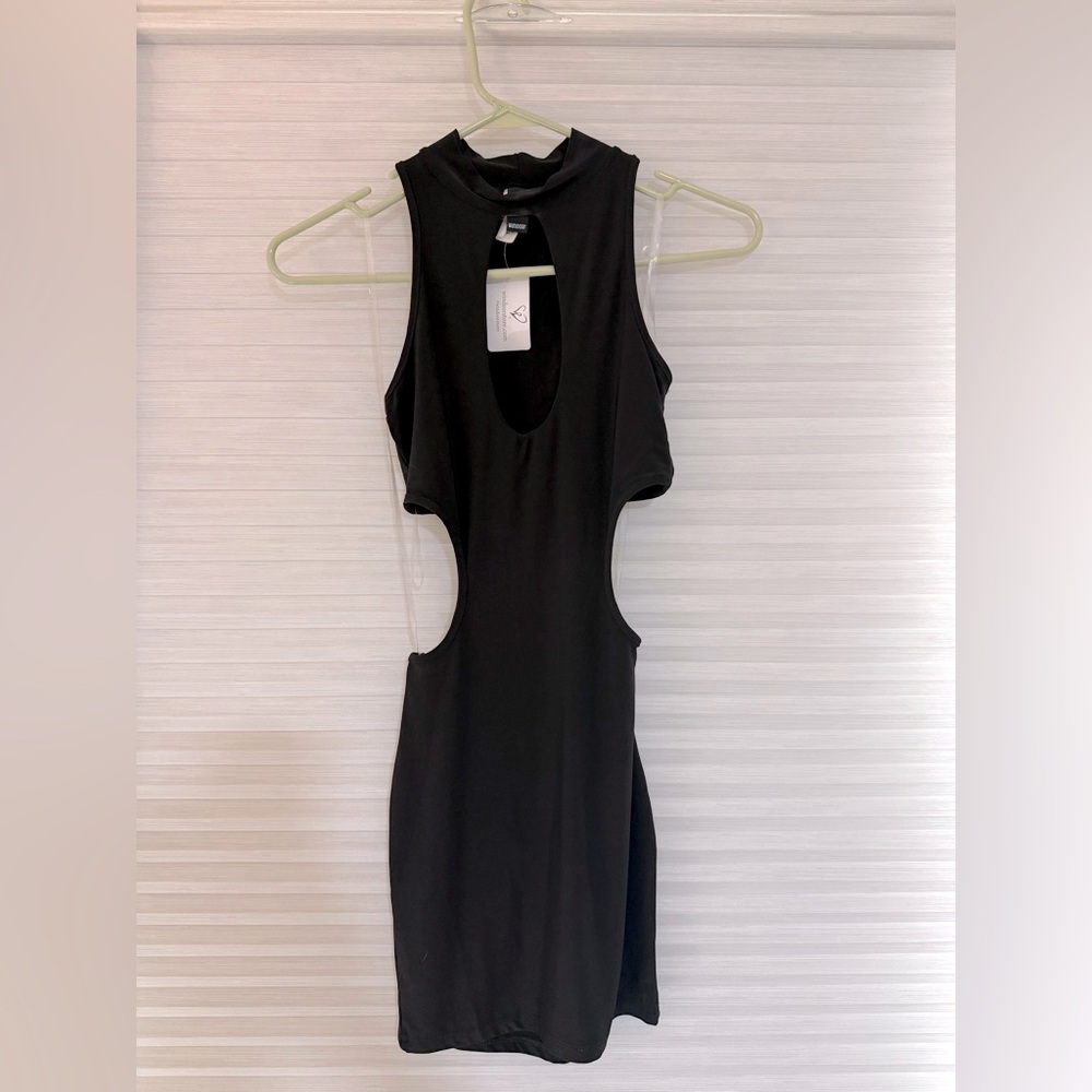 WINDSOR HIGH NECK KEYHOLE CUTOUT DRESS